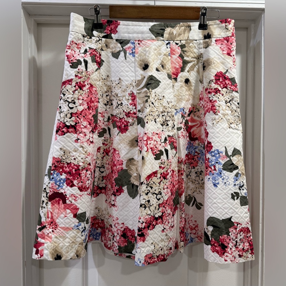 White House Black Market 🪻🌺 Floral A-Line Skirt  Size 12